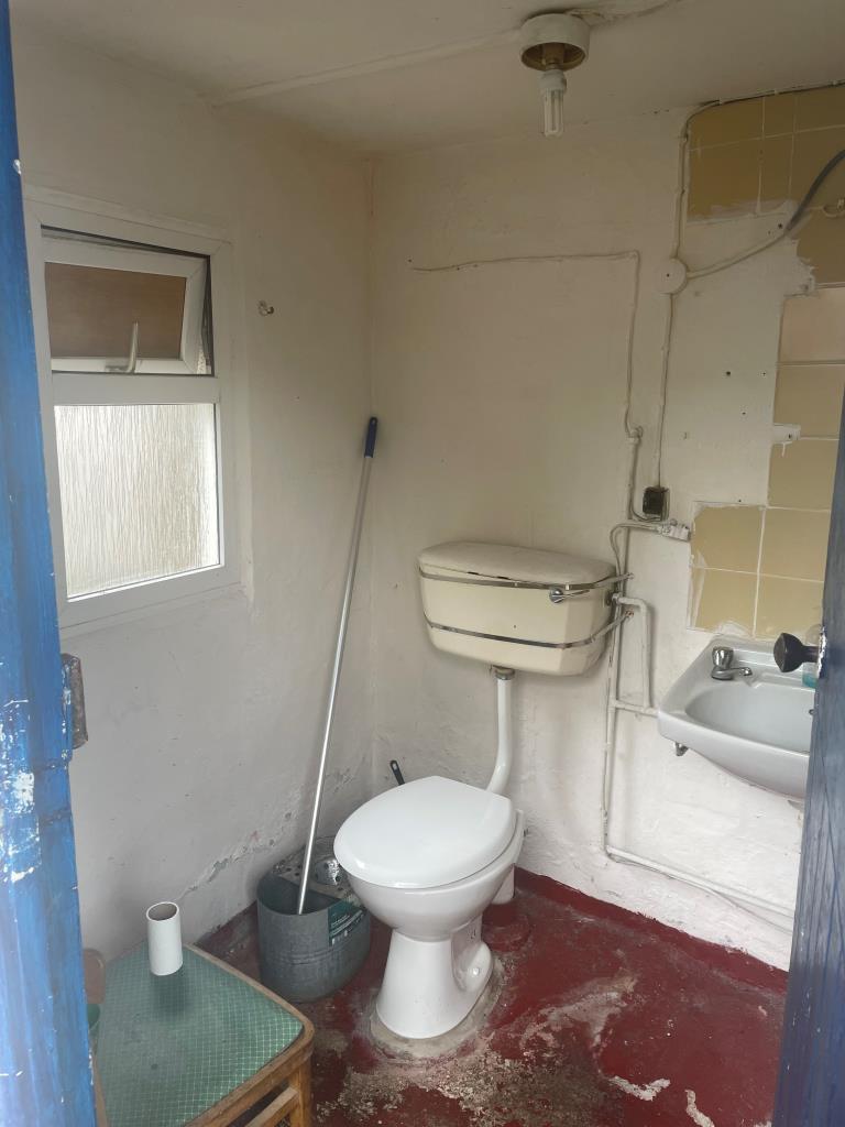 Lot: 91 - DETACHED COMMERCIAL PREMISES - Outside W.C.